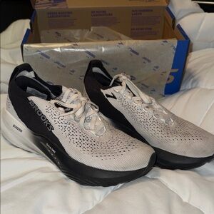 Brooks Glycerin Stealthfit 22 - size 8.5 Women’s - Black and White